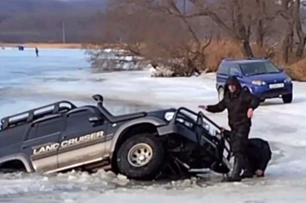 В Приморье на видео попало, как Toyota Land Cruiser вмерз во льды Японского моря