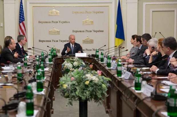 2016 год. Джо Байден в Киеве дает указания украинской верхушке