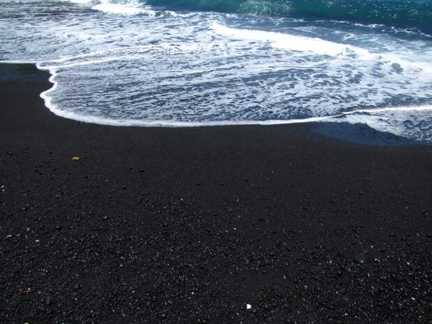 BlackSand09 15 невероятных пляжей с черным песком