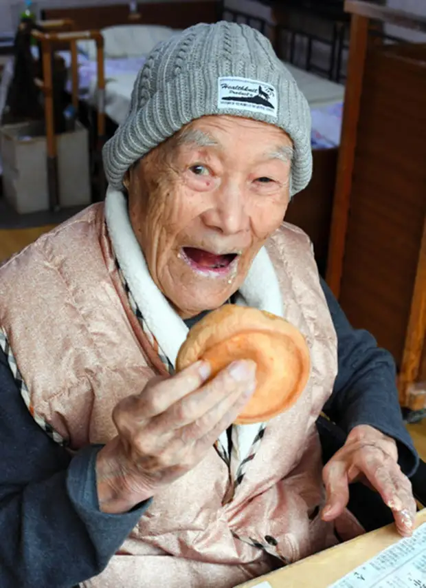 Пожилой человек с самой. Масадзо Нонака. Самый старый человек в мире. Самый старый человек в Японии.