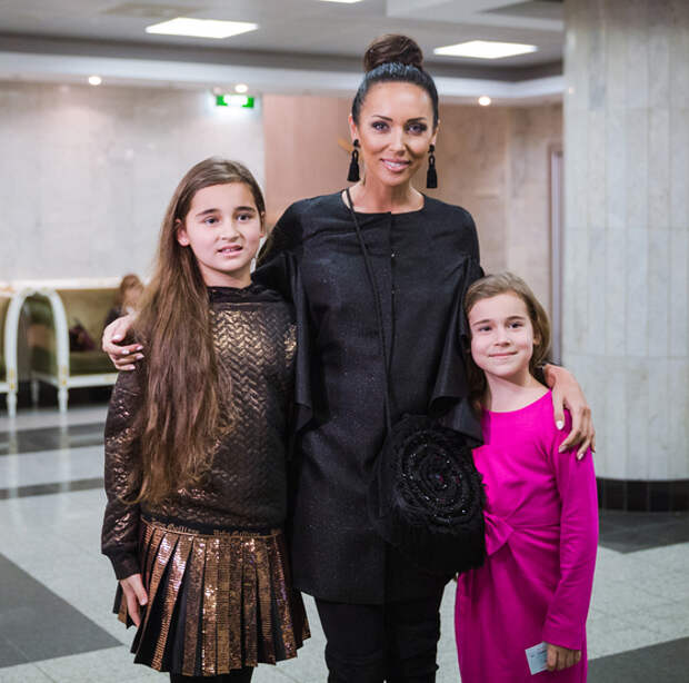 Алсу с дочерьми Микеллой и Сафиной Абрамовыми