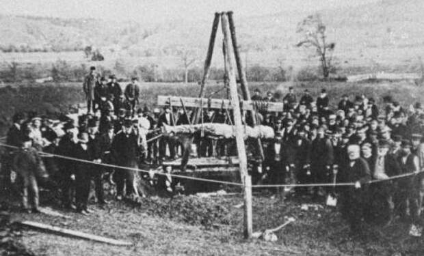 В 1869 году при создании колодца рабочие нашли «каменного гиганта» ростом 3 метра. 40 лет он считался настоящим