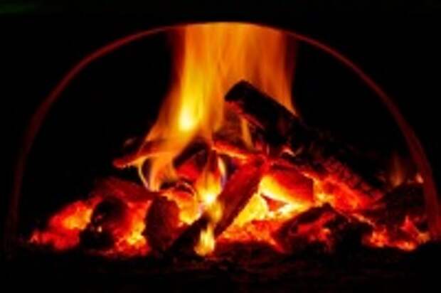 Если дрова в печи горели сильно, это означало, что нужно ждать бурю (Фото: Pavelk, Shutterstock)
