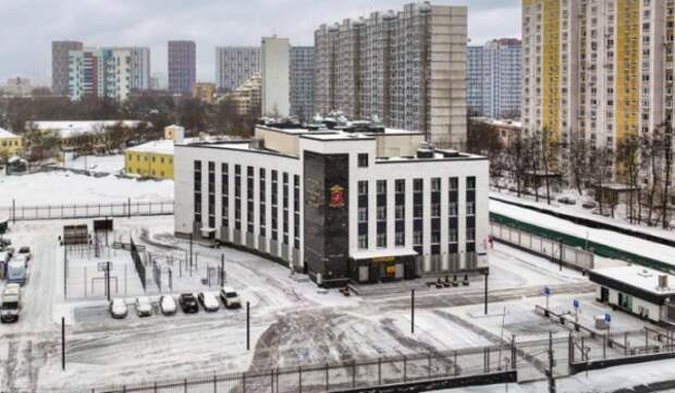 Территорию вблизи нового здания отдела полиции в районе Лосиноостровский комплексно благоустроили