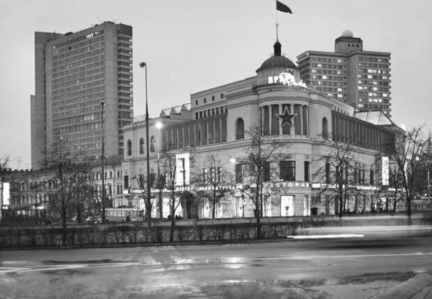 На фото: ресторан "Прага" на Арбатской площади в Москве, 1976 год.