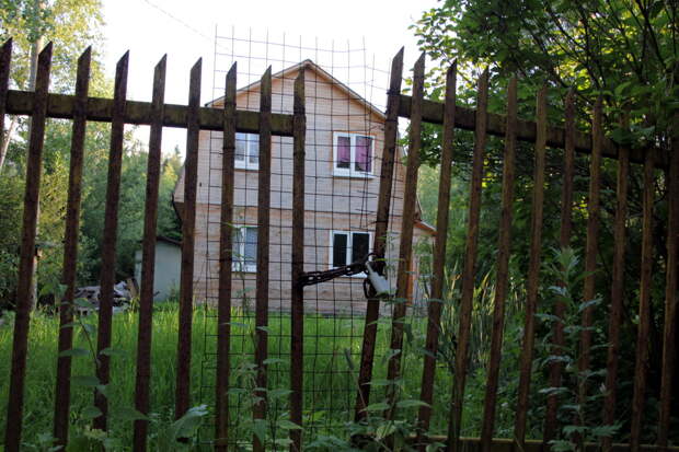 Дачникам назвали причины для сноса забора между соседями