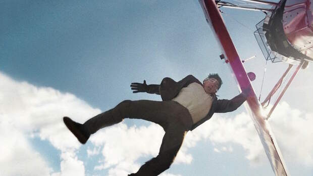 Том Круз установил мировой рекорд, прыгнув на съемках фильма 16 раз с горящим парашютом