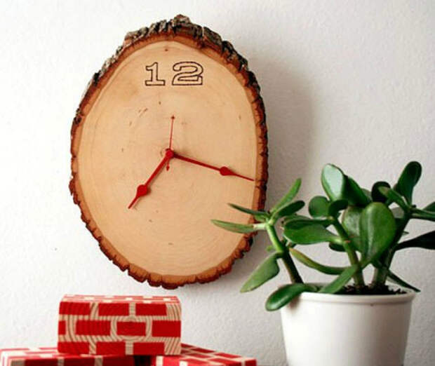 Часы из спила дерева.