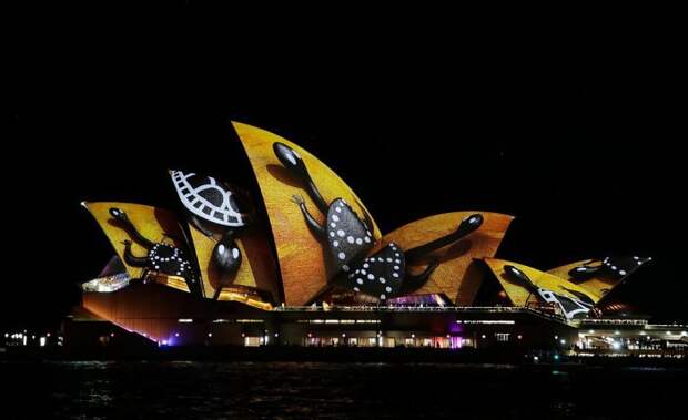Здание Сиднейской оперы во время фестиваля света Vivid Sydney 2016
