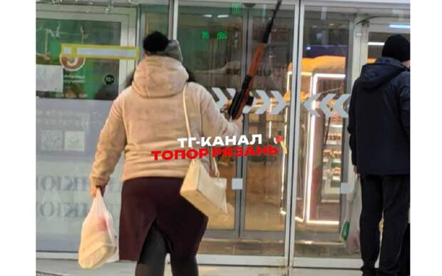 По Соколовке ходит женщина с ружьем наперевес