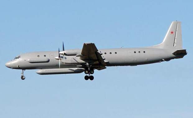 На фото: российский военный самолет Ил-20