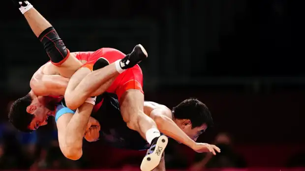 Тренер сборной России по вольной борьбе рассказал о снятии команды с рейса в Нидерландах