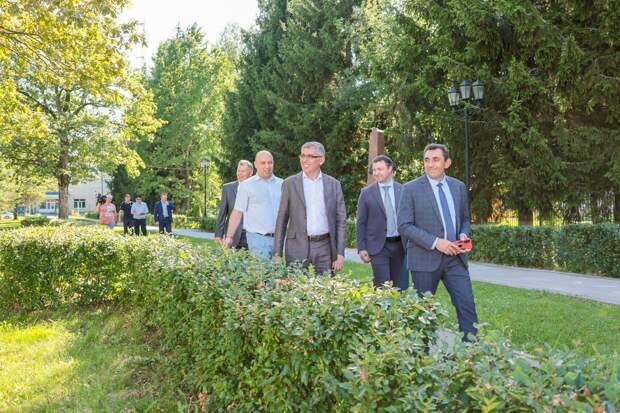 Губернатор Миляев с рабочим визитом посетил поселок Славный