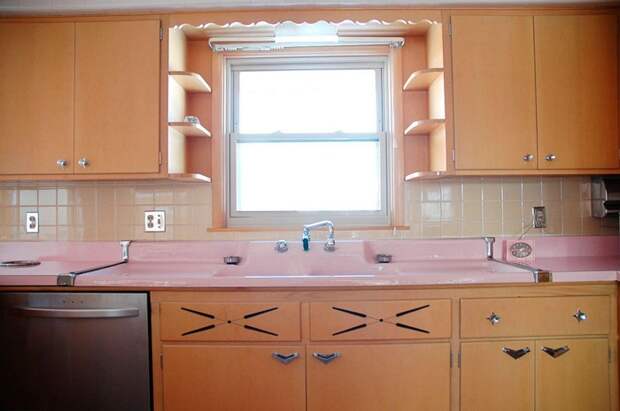 Роскошная кухня, оформленная в розовом тоне, которой по загадочным причинам никто не пользовался более 50 лет. | Фото: boligmagasinet.dk.