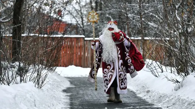 Дерётся и требует деньги: за что россияне жалуются на Деда Мороза