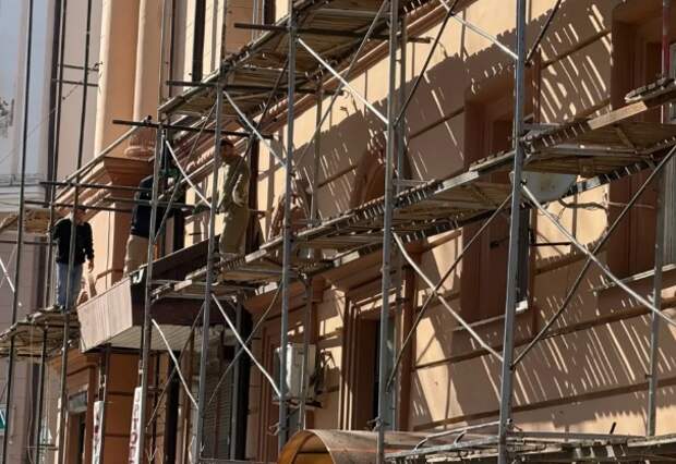 В Смоленске продолжается ремонт фасадов домов