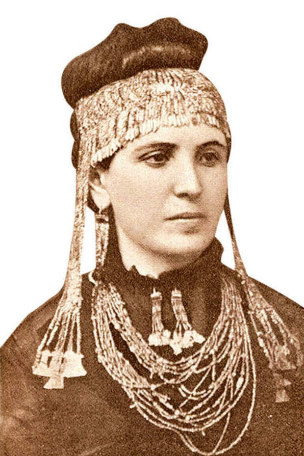 София, вторая жена Генриха Шлимана, в украшениях, найденных мужем при раскопках.