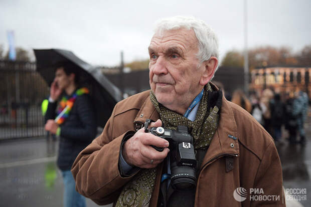 Юрий Анатольевич Кавер, бывший фотокорреспондент АПН, участник и автор знаменитого репортажа ВФМС 1957 года, на шествии ВФМС в Лужниках. 14 октября 2017