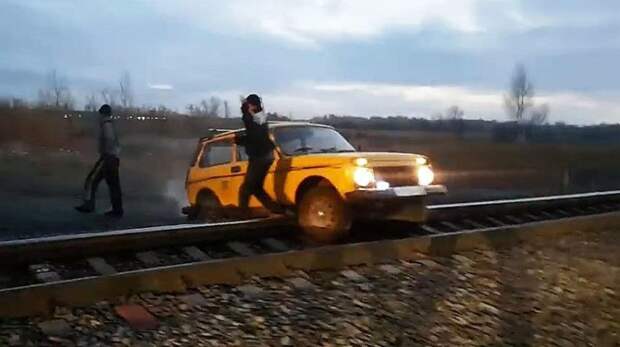 В Омске поезд снёс Ниву, застрявшую на рельсах Слабоумие, авария, авто, видео, дтп, железная дорога, нива, поезд