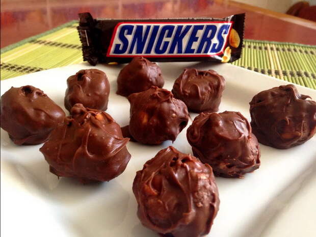 Домашние шоколадные конфеты Сникерс |Фото: youtube.com