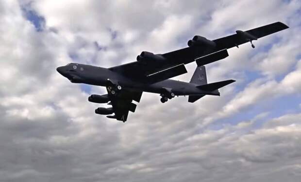 Американский стратегический бомбардировщик B-52H Stratofortress отработал нанесение ракетного удара по Санкт-Петербургу