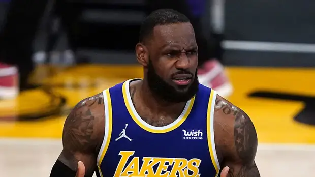 «Расистские высказывания вызывают раскол в обществе»: как звезду НБА критикуют в США за пост с угрозами полицейскому