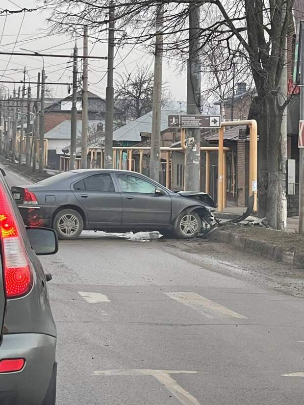 В Туле Volvo врезался в столб на улице Пролетарской, пострадавших нет