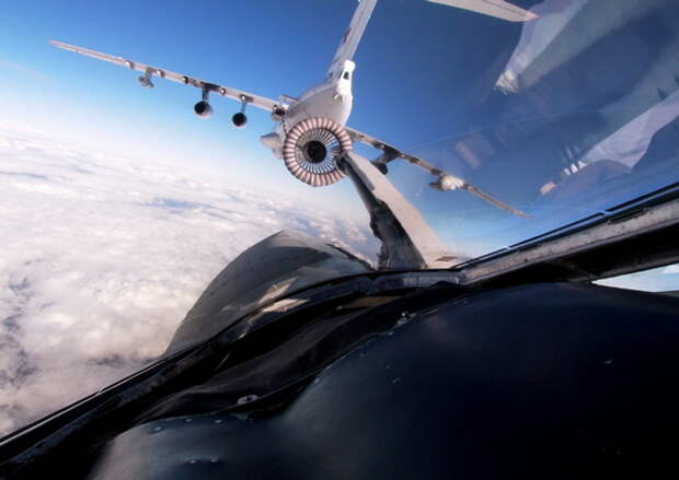 Молодые летчики и штурманы экипажей самолетов Ту-160 отработали дозаправку топливом в воздухе