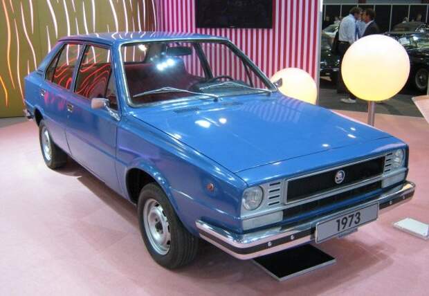 Когда мы говорили о злополучном Trabant P603, это был совместный проект ГДР и Чехословакии по разработке автомобилей с маркировкой RGW. Фактически, это сокращение является немецкой версией СЭВ - Совета экономической взаимопомощи. Но он также отмечает проект VEB Automobilwerke и Skoda. Его цель - создать общую новую модель, которая заменит устаревшие Skoda 100/110, Wartburg 353 и Trabant 601. С этой целью чехи также разработают совершенно новую линейку алюминиевых двигателей рабочим объемом от 1100 до 1800 куб. так же новые коробки передач - механические и автоматические. Тормоза, подвеска и шасси будут от восточных немцев. Отдельные модели будут иметь разную конструкцию - седан и купе для Skoda, седан и минивэн для Wartburg, небольшой хэтчбек для Trabant. Задача состоит в том, чтобы новые модели были готовы к выпуску к 1982 году.