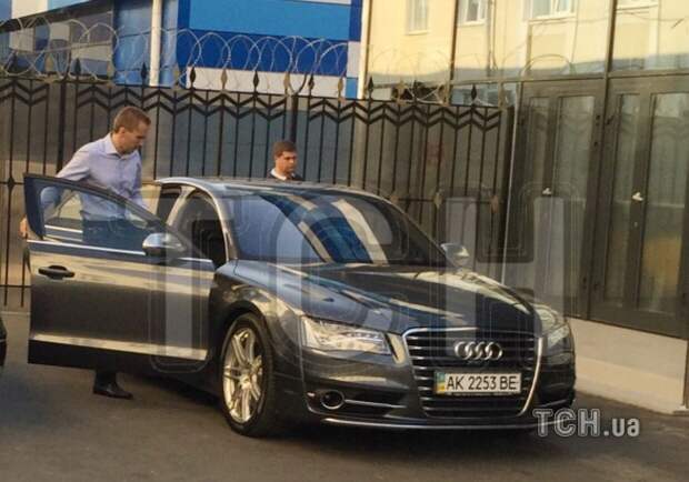 Александр Янукович садится в автомобиль с украинскими номерами в аэропорту Симферополя 3 сентября. Фото:tsn.ua