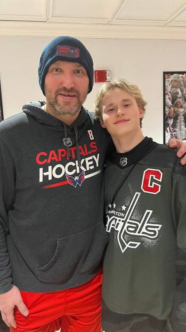 Илья Малинин посетил матч НХЛ «Вашингтон» – «Бостон» и сфотографировался с Овечкиным