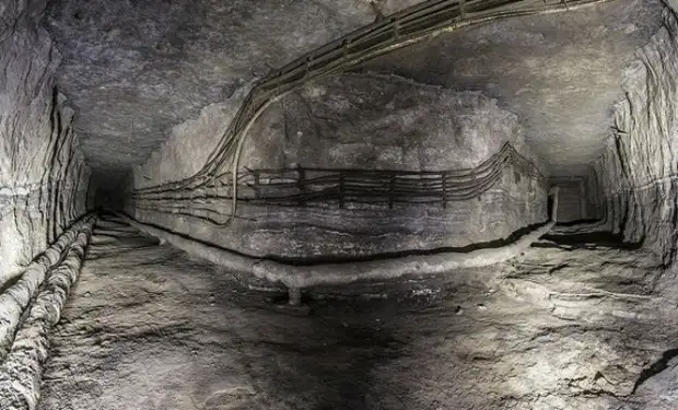 Секретное хранилище Росрезерва: черный копатель шагнул в темноту с камерой