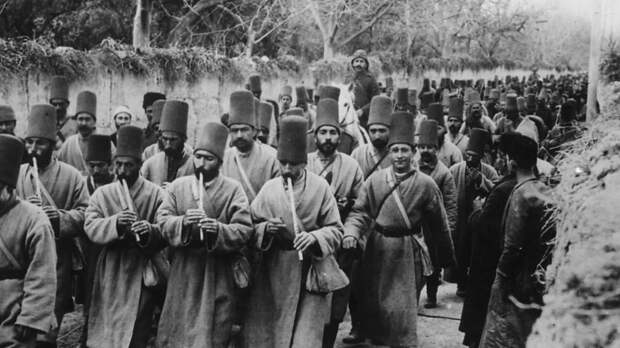Птичка на хвосте принесла намедни: некто хрипатый в штанах-карго и замусоленной зелёной футболке сообщил об окончании Великого Наступа и переходе к обороне по всему фронту с обустройством...-5