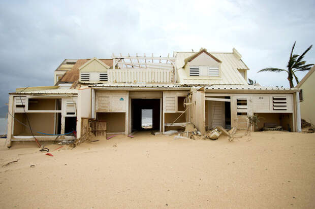 Дом, разрушенный ураганом на острове Сен-Мартен, полностью занесен песком Центральная Америка, ирма, катастрофа, разрушения, стихийное бедствие, стихия, ураган, флорида