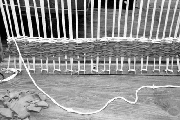 Плетем коврик в детскую по старинному методу… А я то думала, почему у бабушки такие красивые половички!