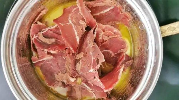 Хумус с бастурмой, запеченный в духовке