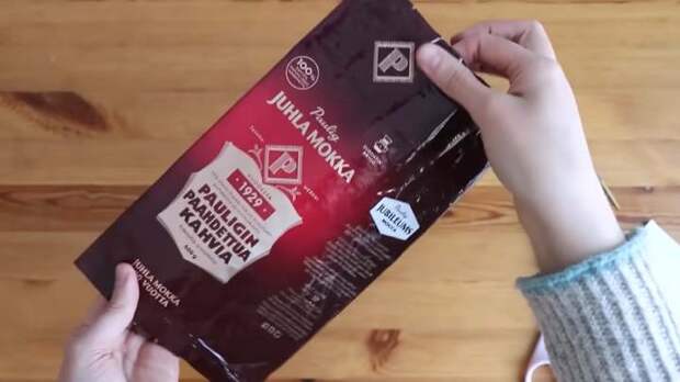 Мастерица нашла самый гениальный способ, куда использовать пакеты из-под кофе. Шедевр из мусора