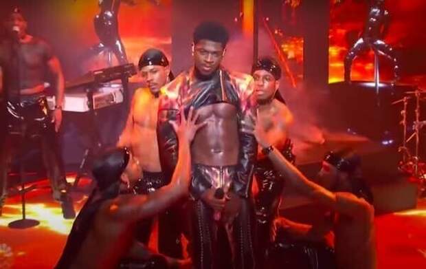 4. Во время телевизионного выступления в программе Saturday Night Live в прямом эфире у рэпера Lil Nas X порвались штаны спереди. Поэтому до конца песни он держал руку с микрофоном внизу, загораживая прореху 4. Во время телевизионного выступления в программе Saturday Night Live в прямом эфире у рэпера Lil Nas X порвались штаны спереди. Поэтому до конца песни он держал руку с микрофоном внизу, загораживая прореху