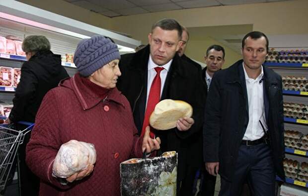 Глава Донецкой народной республики Александр Захарченко (в центре) на торжественной церемонии открытия первого в Дебальцево республиканского супермаркета Глава Донецкой народной республики Александр Захарченко (в центре) на торжественной церемонии открытия первого в Дебальцево республиканского супермаркета