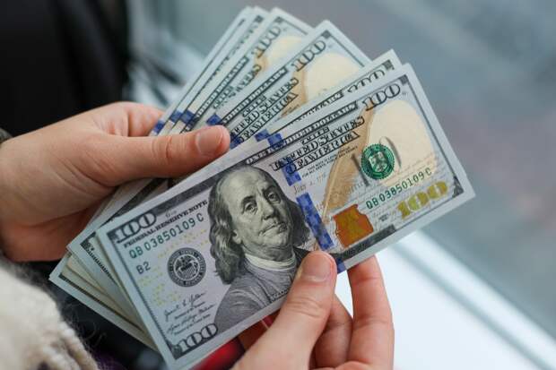 Названо условие падение доллара ниже 70 рублей