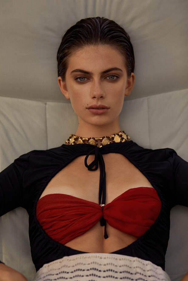Боди Mango, украшение Zara, юбка Ermanno Firenze