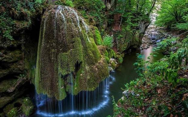 Водопад Бигар, Румыния Уникальная форма и изумрудно-зеленое моховое покрытие сделали этот водопад похожим на большой 8-метровый гриб. Вода, стекающая серебристыми струйками по «шляпке» гриба, дополняет эффектное зрелище.