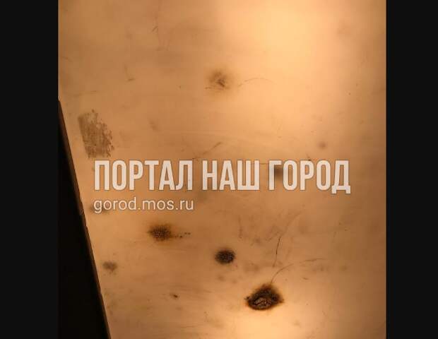 Вандалы поиздевались над потолком в лифте на Аэродромной