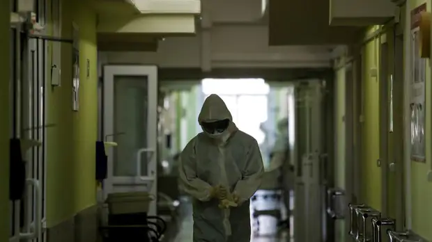 Мурашко высказался о возможной очередной волне коронавируса из-за штамма «омикрон»