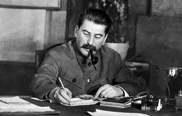 Сталин Иосиф Виссарионович (настоящая фамилия Джугашвили, 1878-1953), революционер, партийный и государственный деятель.