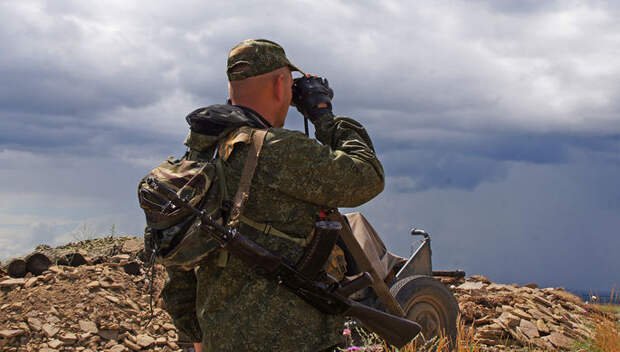 Военнослужащий ЛНР на позициях у линии соприкосновения в Донбассе, июнь 2017 года