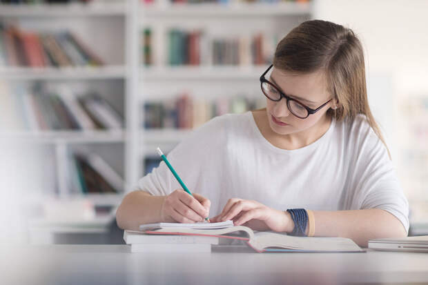 Киберэксперт Гончаров: мошенники атакуют родителей и репетиторов одновременно