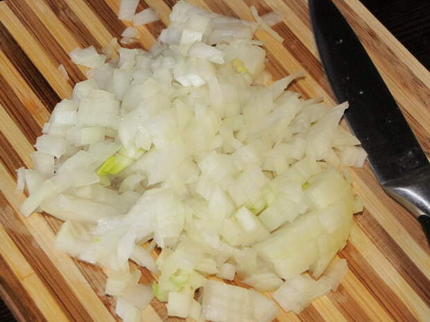 Очистить и измельчить. пошаговое фото этапа приготовления картофельного салата