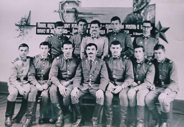 Перед дембелем. Фото на память с командиром роты..jpg