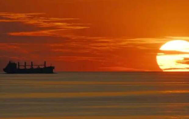 Пираты Трампа потеряли берега: Российский танкер «Маринера» пытается уйти от погони корабля США